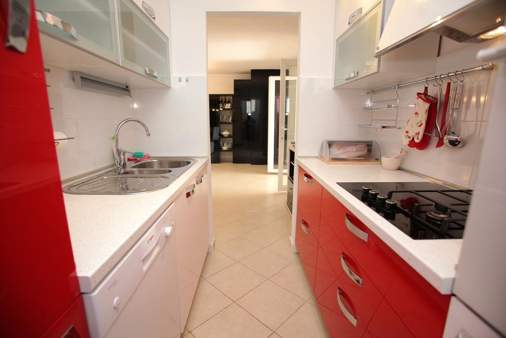 Gem Of The Sea Luxury Beach Apartment With Brand New Heating Infinity Pool Trogir Extérieur photo