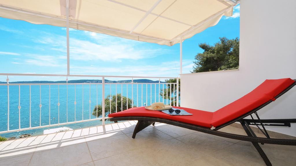 Gem Of The Sea Luxury Beach Apartment With Brand New Heating Infinity Pool Trogir Extérieur photo