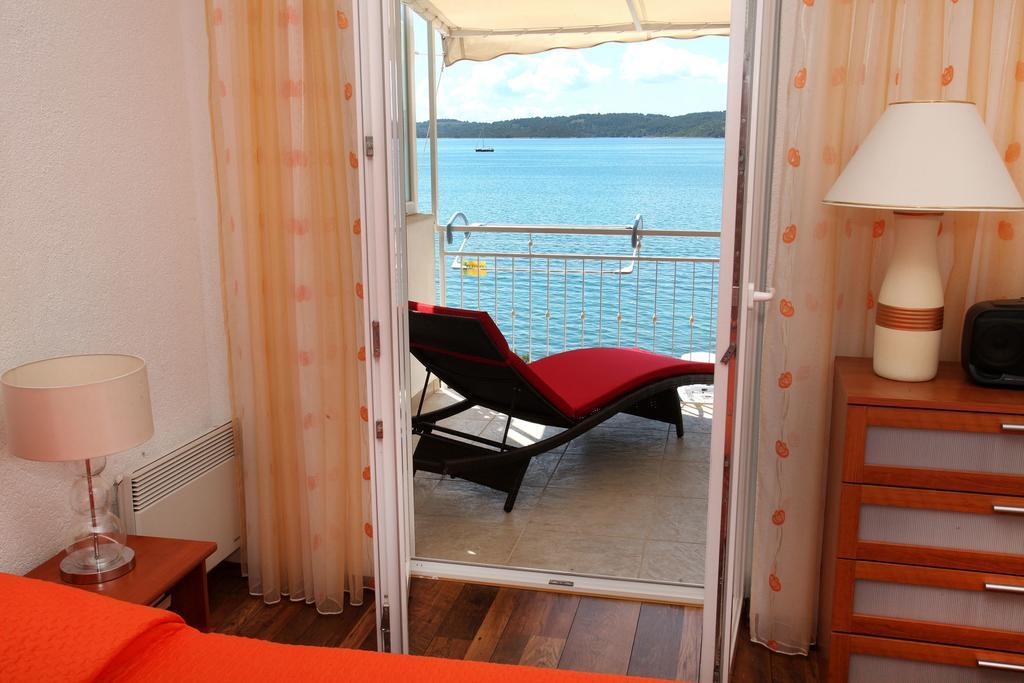 Gem Of The Sea Luxury Beach Apartment With Brand New Heating Infinity Pool Trogir Extérieur photo