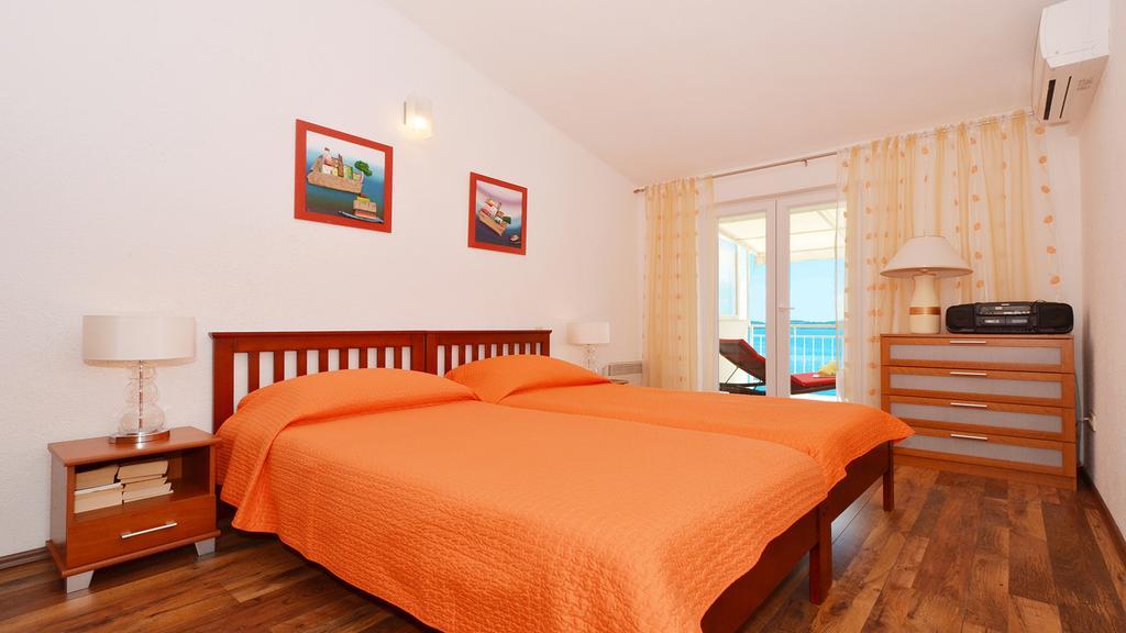 Gem Of The Sea Luxury Beach Apartment With Brand New Heating Infinity Pool Trogir Extérieur photo