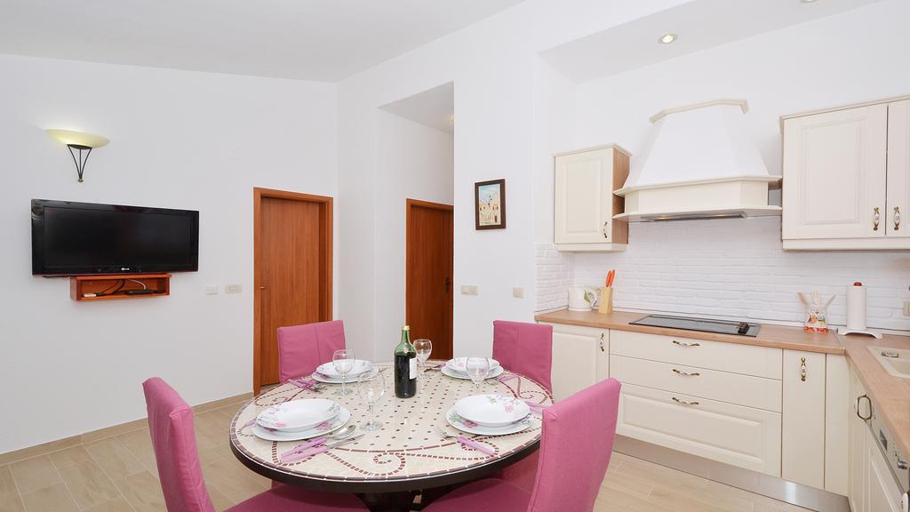 Gem Of The Sea Luxury Beach Apartment With Brand New Heating Infinity Pool Trogir Extérieur photo