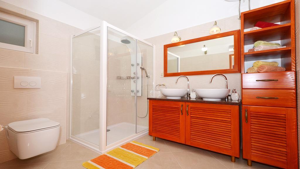 Gem Of The Sea Luxury Beach Apartment With Brand New Heating Infinity Pool Trogir Extérieur photo