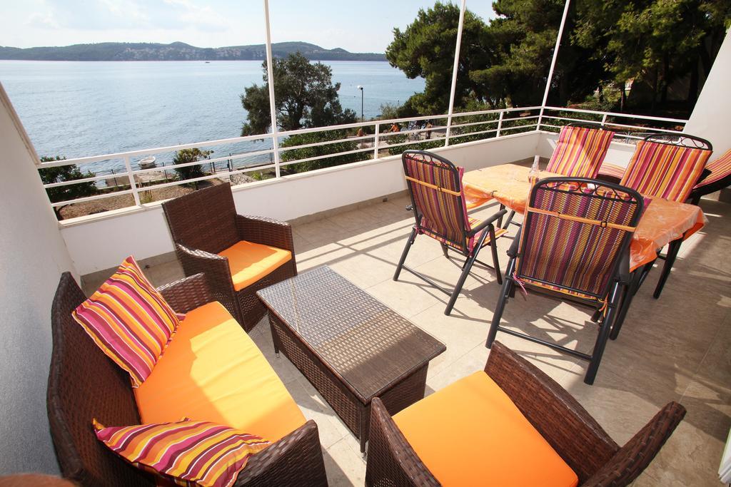 Gem Of The Sea Luxury Beach Apartment With Brand New Heating Infinity Pool Trogir Extérieur photo
