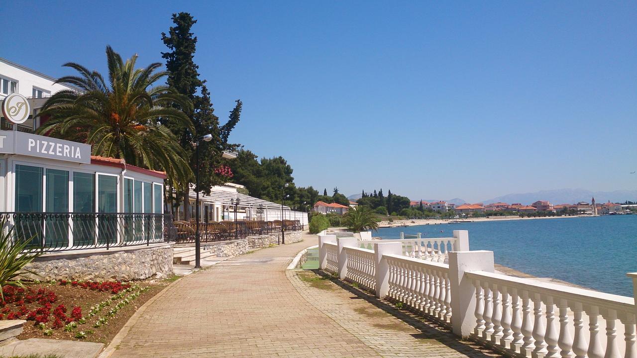 Gem Of The Sea Luxury Beach Apartment With Brand New Heating Infinity Pool Trogir Extérieur photo
