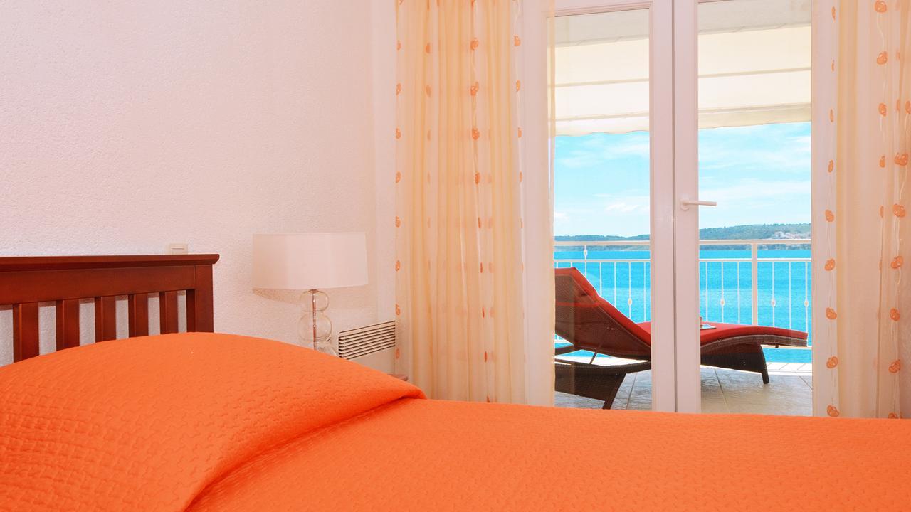 Gem Of The Sea Luxury Beach Apartment With Brand New Heating Infinity Pool Trogir Extérieur photo