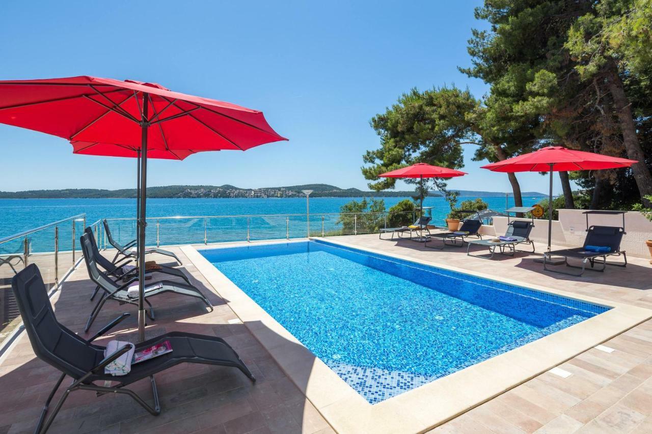 Gem Of The Sea Luxury Beach Apartment With Brand New Heating Infinity Pool Trogir Extérieur photo