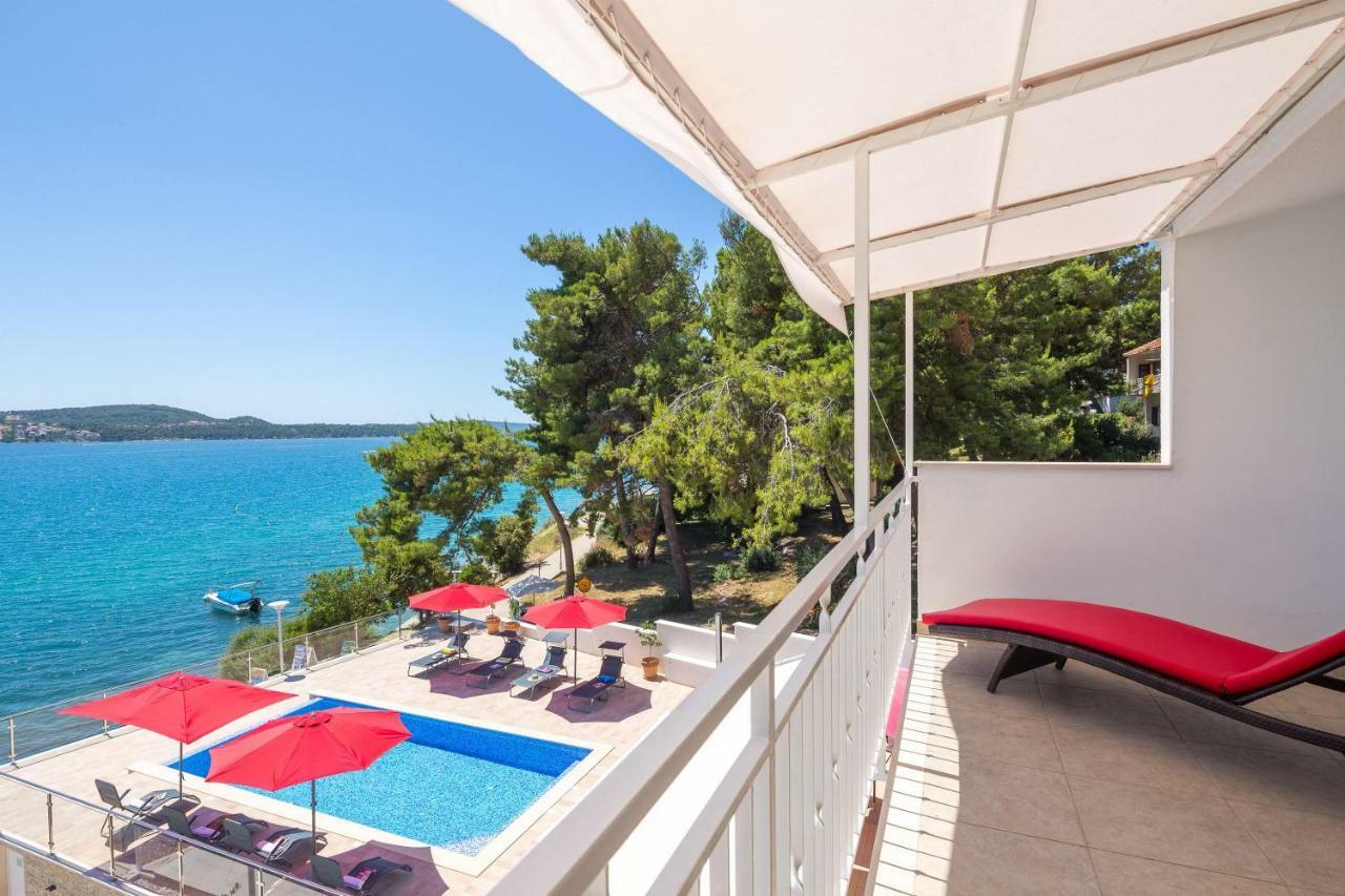 Gem Of The Sea Luxury Beach Apartment With Brand New Heating Infinity Pool Trogir Extérieur photo