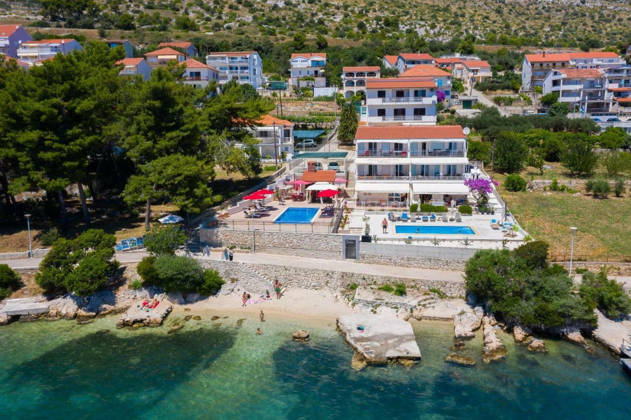 Gem Of The Sea Luxury Beach Apartment With Brand New Heating Infinity Pool Trogir Extérieur photo