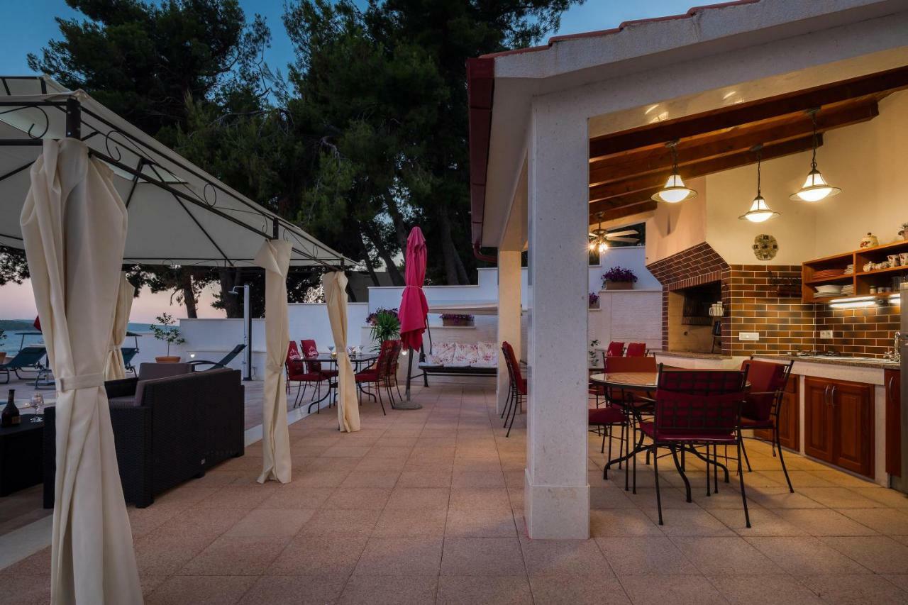 Gem Of The Sea Luxury Beach Apartment With Brand New Heating Infinity Pool Trogir Extérieur photo