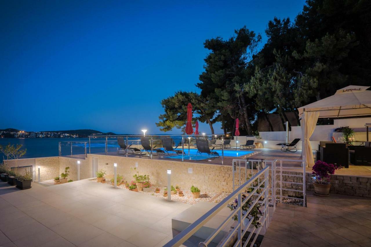 Gem Of The Sea Luxury Beach Apartment With Brand New Heating Infinity Pool Trogir Extérieur photo