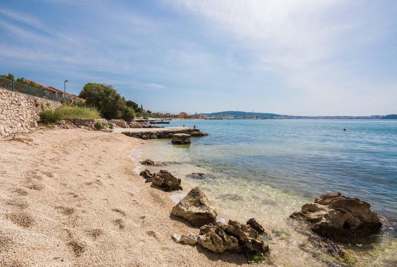 Gem Of The Sea Luxury Beach Apartment With Brand New Heating Infinity Pool Trogir Extérieur photo