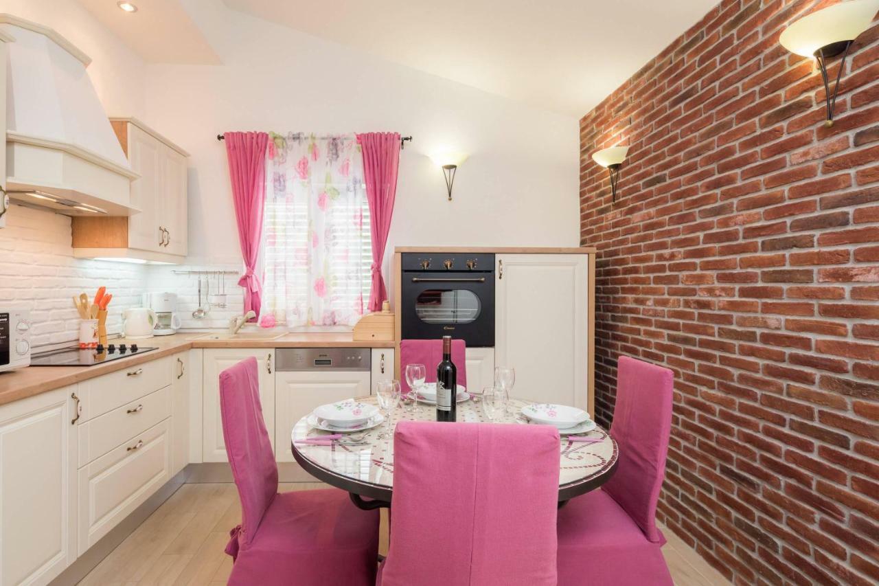 Gem Of The Sea Luxury Beach Apartment With Brand New Heating Infinity Pool Trogir Extérieur photo