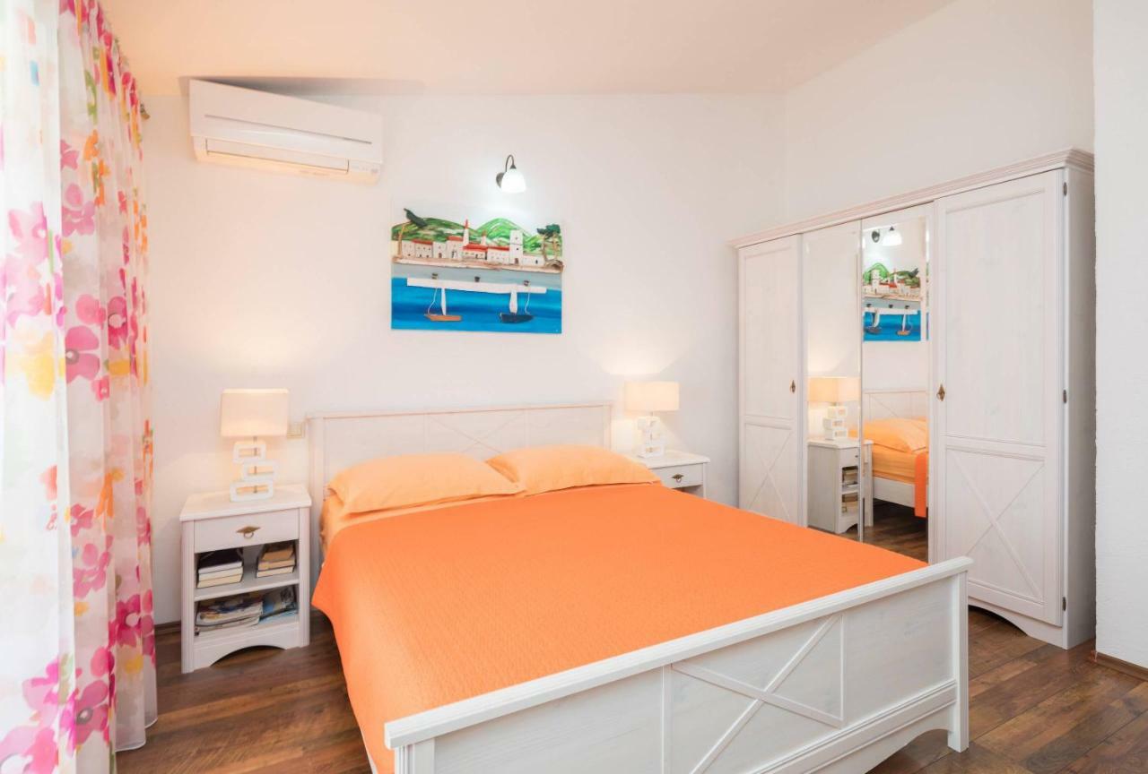 Gem Of The Sea Luxury Beach Apartment With Brand New Heating Infinity Pool Trogir Extérieur photo