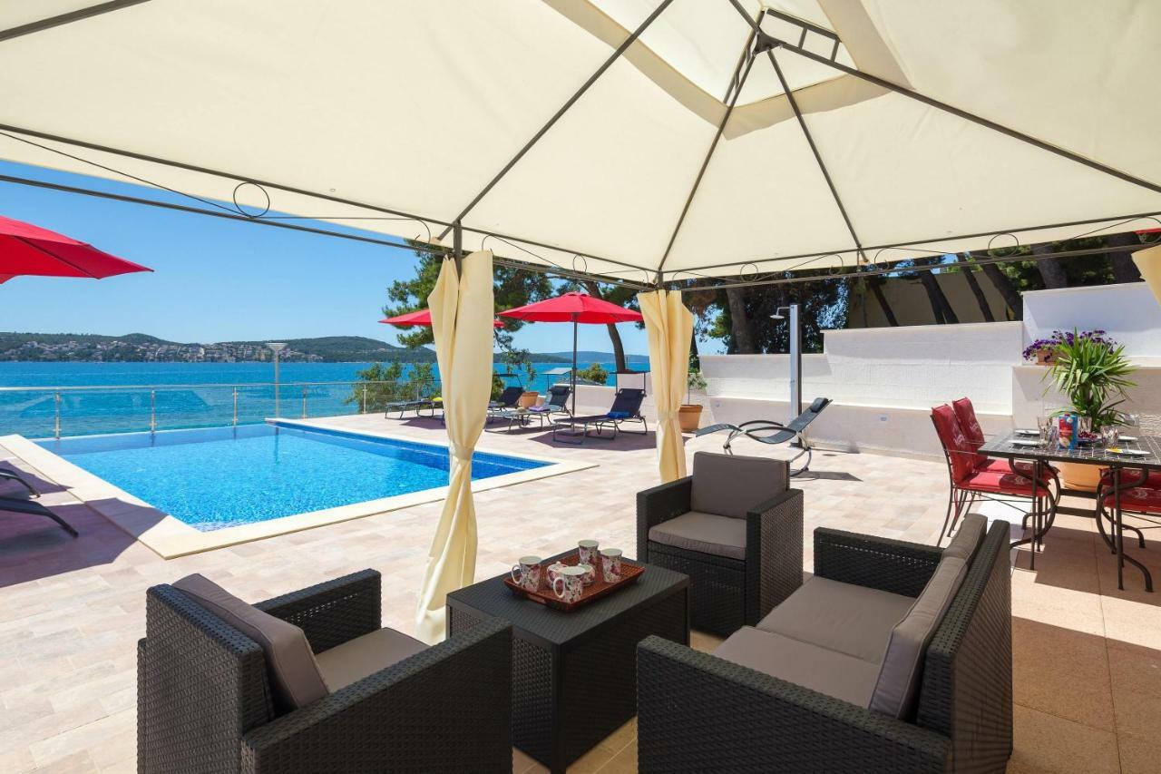 Gem Of The Sea Luxury Beach Apartment With Brand New Heating Infinity Pool Trogir Extérieur photo