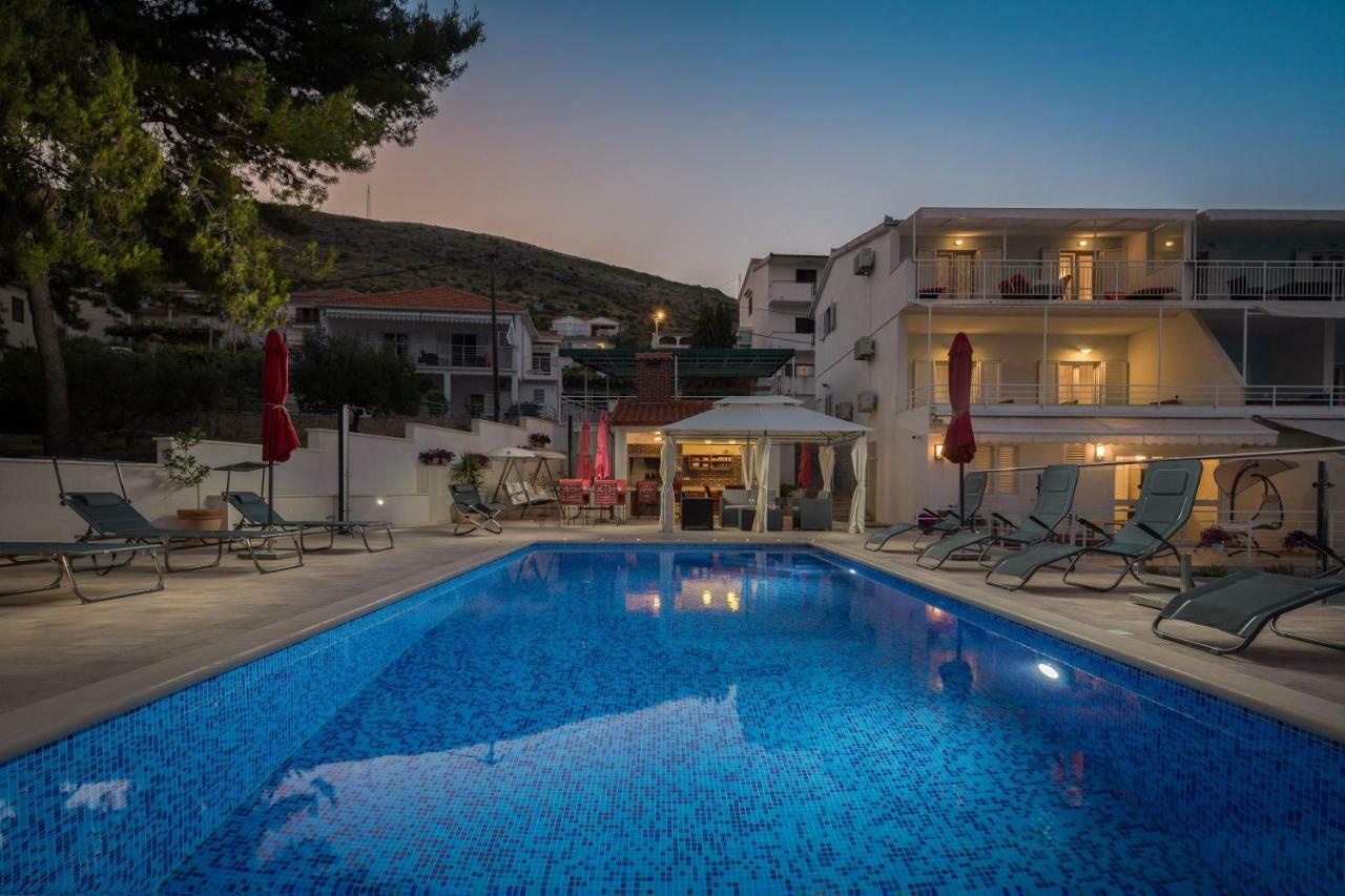 Gem Of The Sea Luxury Beach Apartment With Brand New Heating Infinity Pool Trogir Extérieur photo