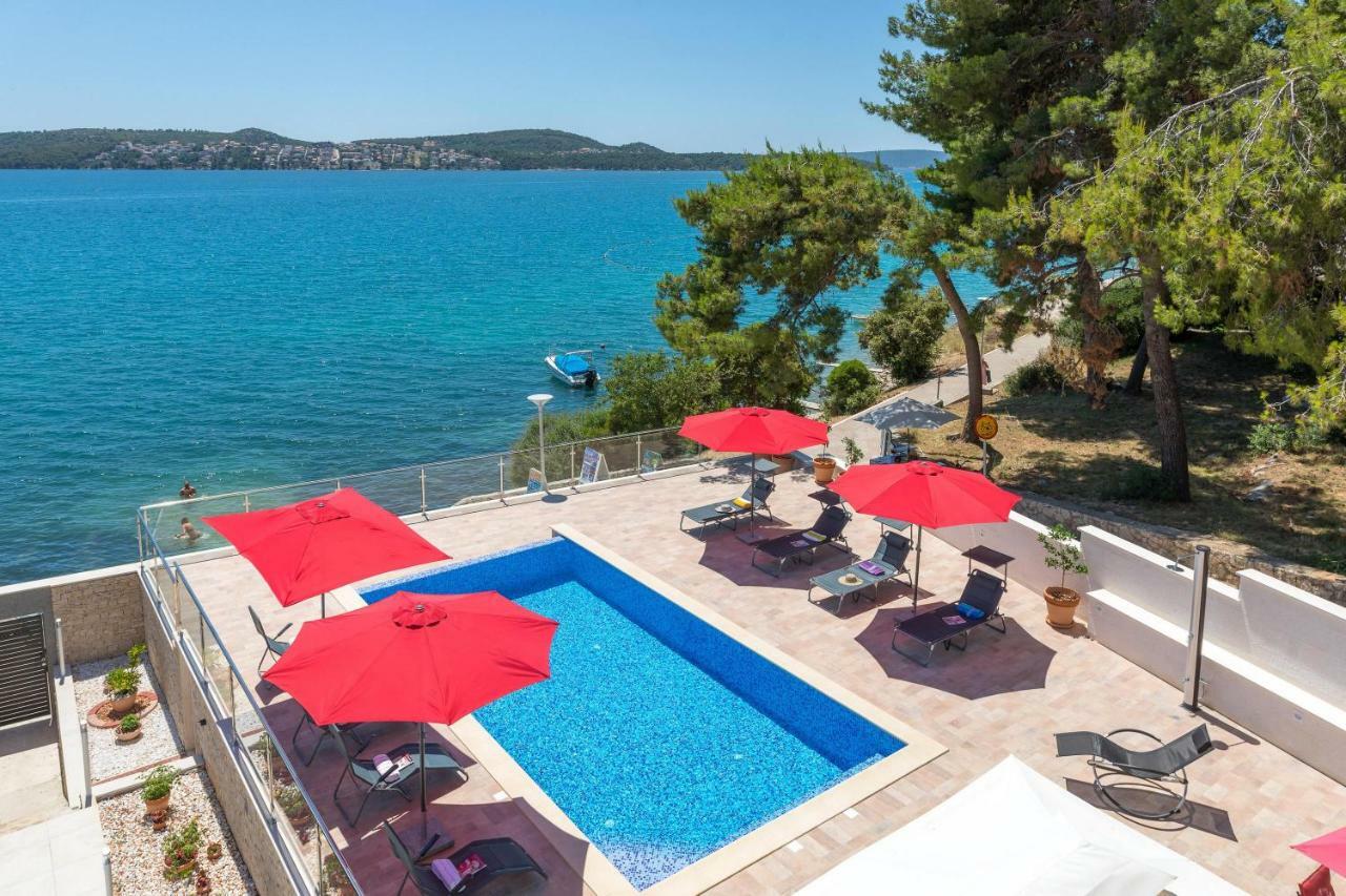 Gem Of The Sea Luxury Beach Apartment With Brand New Heating Infinity Pool Trogir Extérieur photo