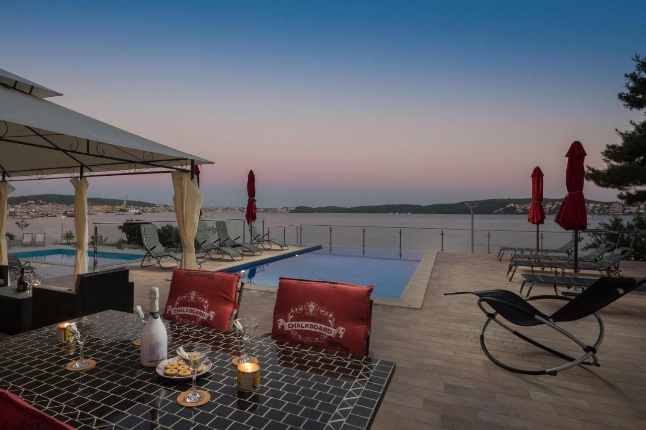 Gem Of The Sea Luxury Beach Apartment With Brand New Heating Infinity Pool Trogir Extérieur photo