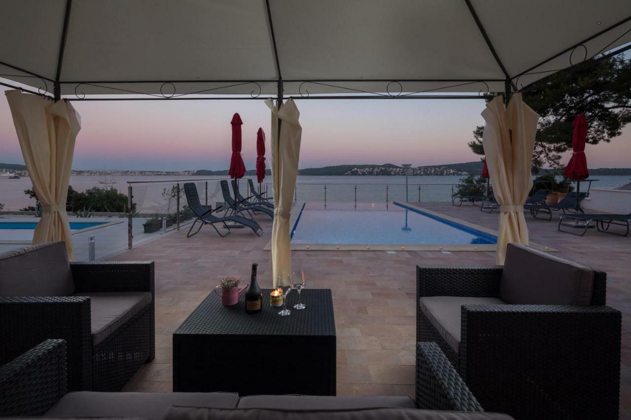 Gem Of The Sea Luxury Beach Apartment With Brand New Heating Infinity Pool Trogir Extérieur photo