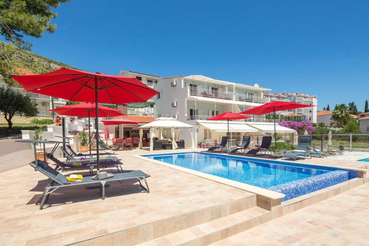 Gem Of The Sea Luxury Beach Apartment With Brand New Heating Infinity Pool Trogir Extérieur photo