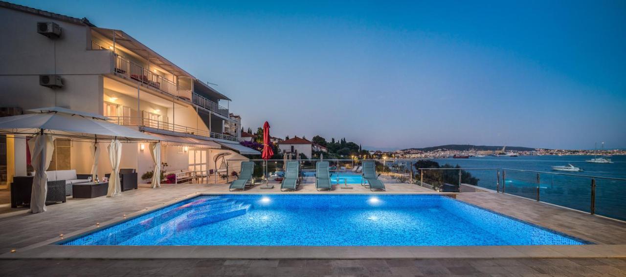 Gem Of The Sea Luxury Beach Apartment With Brand New Heating Infinity Pool Trogir Extérieur photo